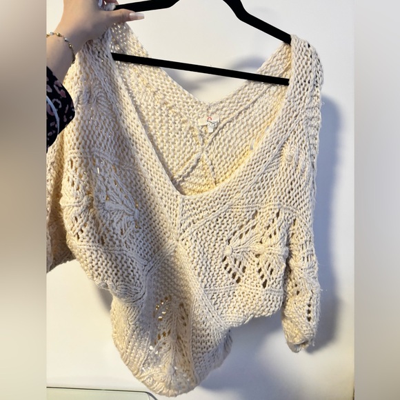 Q Off-the-Shoulder Knit Sweater - Picture 6 of 7